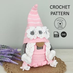 Schema all'uncinetto per gnomo estivo inglese, schema gnomo femmina amigurumi, schema gnomo femmina, gnomo imbottito, schema uncinetto gonk