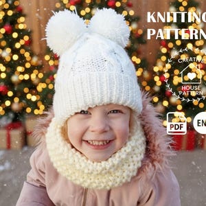 Pode incluir: Um gorro de malha branca com dois pompons e um cachecol de gola alta em malha grossa a combinar. A imagem inclui o texto KNITTING PATTERN, CREATIVE HOUSE PATTERN, PDF e ENG, sobre um fundo de árvores de Natal com luzes.