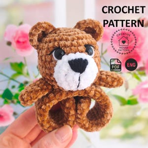 Peut inclure: Patron de crochet pour un ours en peluche brun avec des yeux noirs et un nez blanc. Le patron est disponible en format PDF et est en anglais. Le patron est de Creative House Pattern.