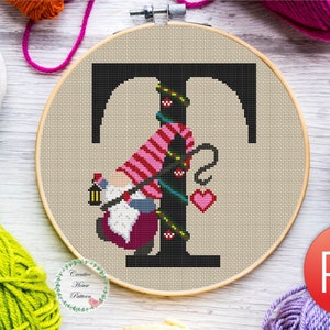 Letra "T" Gnome Cross Stitch Pattern PDF – Design de gnomo de Natal com alfabeto caprichoso, download instantâneo em PDF