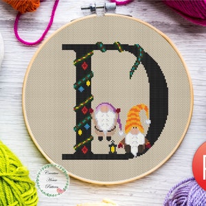 Patrón de punto de cruz de gnomos navideños con la letra D, bordado del alfabeto festivo en PDF, gráfico de monograma de gnomo navideño, regalo navideño DIY con bordado