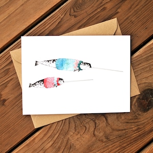 Carte de vœux narval d’hiver, Baleines, Météo pull, Saisonnier, Noël, Carte vierge, Ludique, Coloré, Confortable, Art par Natasha van Netten