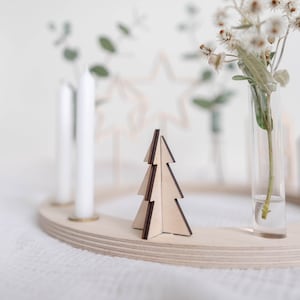 Könnte beinhalten: Ein Adventskalender aus Holz mit vier Kerzenhaltern, einem Holzbaum und einer Vase mit Trockenblumen. Der Kalender ist aus hellem Holz gefertigt und hat ein schlichtes, minimalistisches Design.