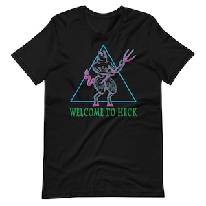 Może przedstawiać: Czarny T-shirt z grafiką przedstawiającą różowego i niebieskiego demona trzymającego trójząb w trójkącie z napisem "WELCOME TO HECK" w kolorze zielonym.