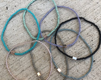 Simple Centered Bead Seed Bead Stretch Bracelet