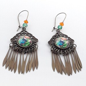 Pendientes colgantes pequeños tucanes de cabujón y amuletos de metal de bronce
