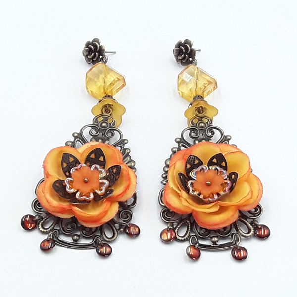 Boucles d'oreilles pendantes fleurs oranges sur estampe bronze