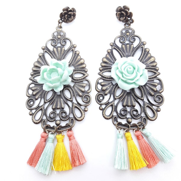 Boucles d'oreilles pendantes sur estampe filigrane avec fleur et pompons de couleurs