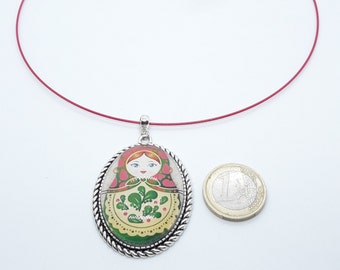 Collier ras de cou avec cabochon poupée russe Matriochka