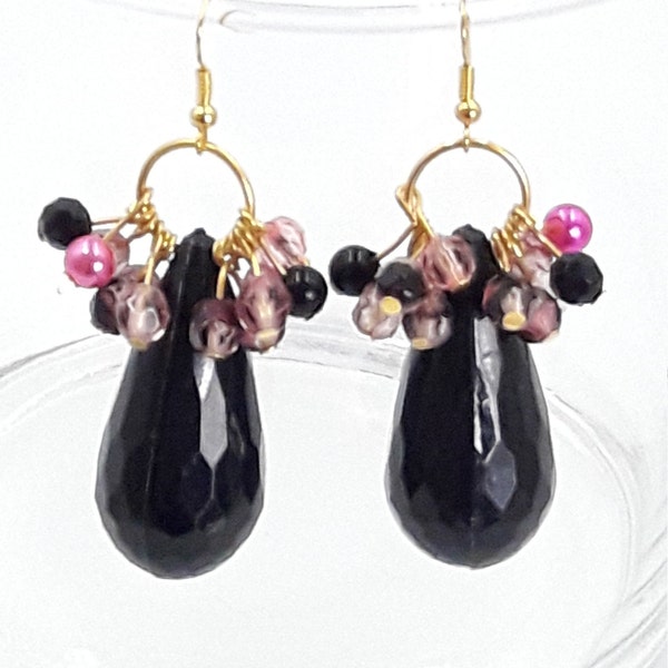 Boucles d'oreilles pendantes forme goutte noire et perles ton rose