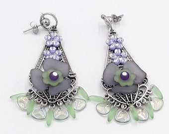 Boucles d'oreilles estampe métal argenté avec fleurs mauves grisés et parmes