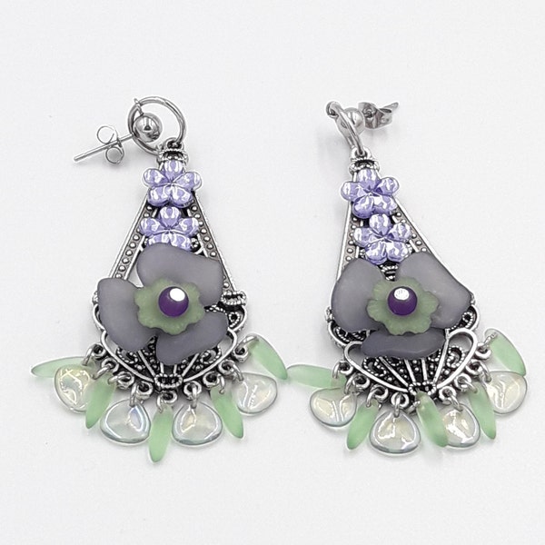 Boucles d'oreilles estampe métal argenté avec fleurs mauves grisés et parmes