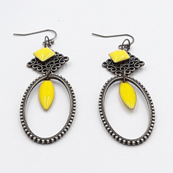 Boucles d'oreilles pendantes anneau bronze et sequins jaunes émaillés