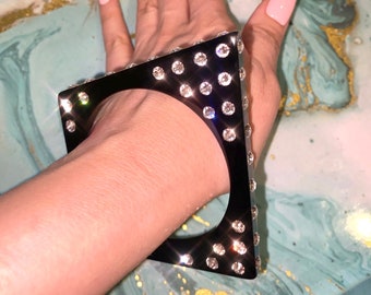 Brazalete grande de acrílico negro con cristales geométricos, moderno y llamativo, con cristales de Swarovski, joya única y rara, regalo.