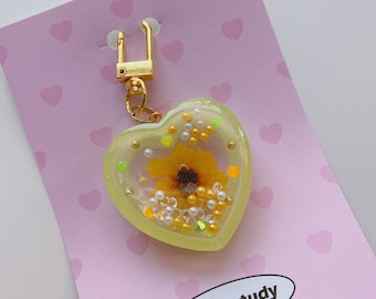 Pressed flowers yellow heart shaker