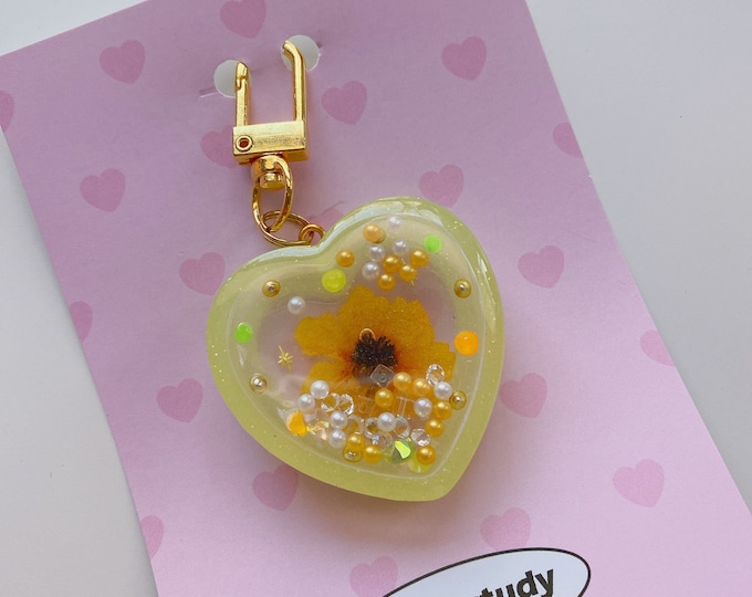 Pressed flowers yellow heart shaker