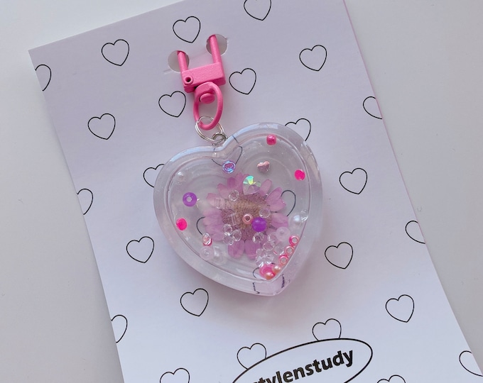 Pressed flower heart shaker