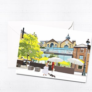 Puede incluir: Una ilustración colorida de un edificio con una torre de reloj y una cafetería con asientos al aire libre. Dos personas caminan con dos perros pequeños frente al edificio. La cafetería se llama "The Breakfast Club".