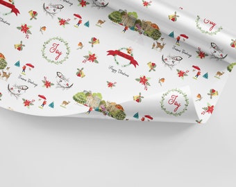 Könnte beinhalten: Weißes Geschenkpapier mit einem sich wiederholenden Muster aus roten Weihnachtssternen, grünem Stechpalmen, Rotkehlchen, Rehen, Glocken und einer kleinen Dorfszene. Der Text "Season's Greetings" und "Happy Christmas" wird im gesamten Muster wiederholt. Die Worte "Joy" sind in einem Kranz geschrieben.