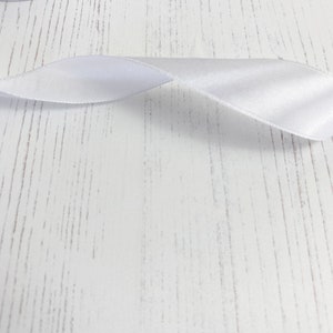 Zierband: Satin in Weiß. 20 mm Breite bei 1 Meter Länge