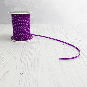 Band: Lila mit weisser genähter Mitte. 3 mm oder 1/8 in breit mal 1 Meter Längen