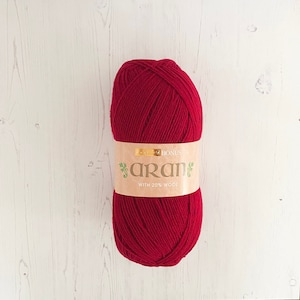 Aran Garn: Red Hayfield Bonus Aran mit Wolle. 400g Kugel Aran Garn in Dunkelrot. Hayfield von Sirdar Aran Yarn