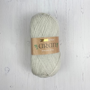 Aran Wolle: 400g Hellgraues Hayfield Bonus Aran mit Wolle. Aran Wolle in Croft Grey. Heufeld von Sirdar Aran Yarn