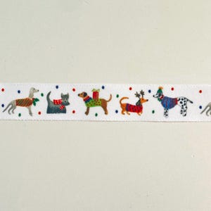 クリスマスリボン：25mm、ジョリードッグリボン。楽しいクリスマスリボン、お祝いの犬たち、片面、長さ1メートル