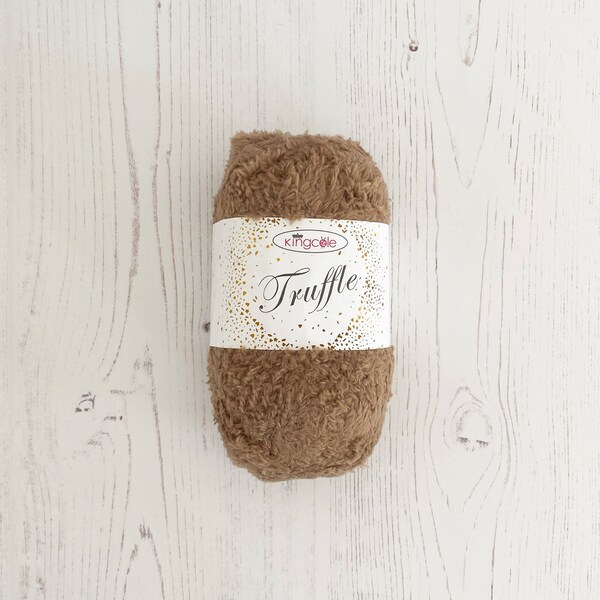 Fil : fil de truffe en marron, boules de 100 g. Fil effet fourrure pour tricoter des animaux jouets et des ours en peluche. King Cole Truffle Yarn en caramel salé