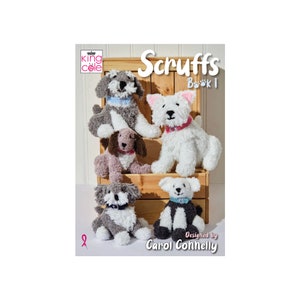 Könnte beinhalten: Ein Buchcover mit fünf Plüschtieren in Form von Hunden in verschiedenen Farben und Posen. Der Buchtitel lautet "Scruffs Book 1" und das Buch wurde von Carol Connelly entworfen.