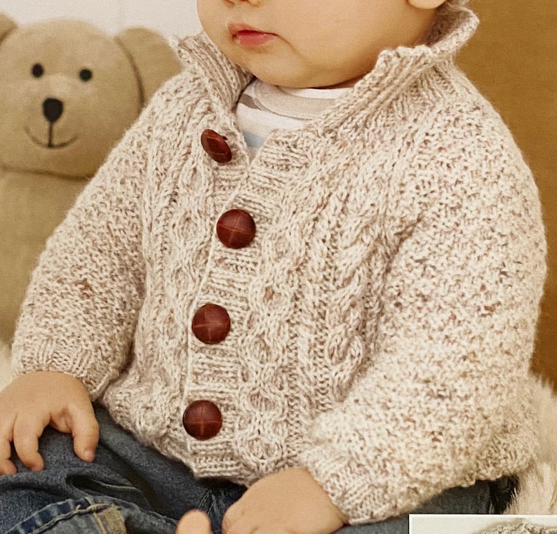 Strickmuster: Baby Pullover, Jacke und Mütze in den Größen 0-7 Jahre. Babykleidung in Sirdar Snuggly Baby DK Wolle gestrickt Bild 2