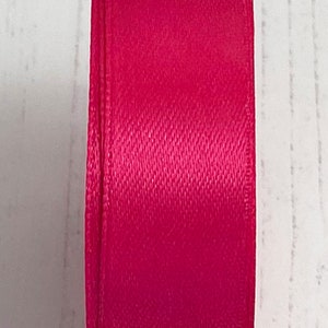 リボン: ホットピンクのサテン。ギフトや工芸品に最適な幅 20 mm の光沢のあるリボン。長さ 1 メートルで販売