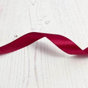 Borte: Satin in Weinrot oder Dunkelrot. 20 mm Breite bei 1 Meter Länge