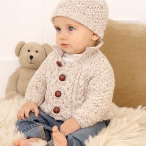 Strickmuster: Baby Pullover, Jacke und Mütze in den Größen 0-7 Jahre. Babykleidung in Sirdar Snuggly Baby DK Wolle gestrickt Bild 6