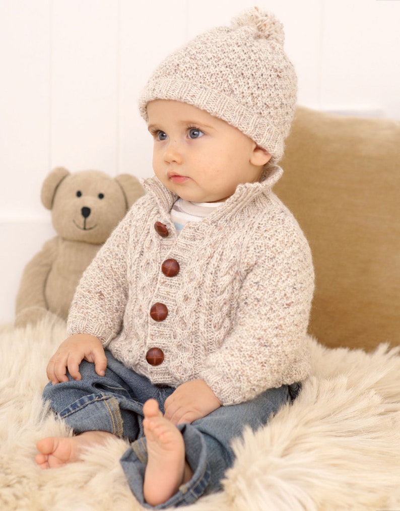 Strickmuster: Baby Pullover, Jacke und Mütze in den Größen 0-7 Jahre. Babykleidung in Sirdar Snuggly Baby DK Wolle gestrickt Bild 6