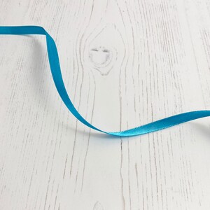 Band: Hellblaues dünnes, Satin, doppelseitiges Band. 6 mm breit bei 1 Meter Länge