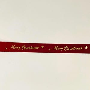 Weihnachtsband: 25mm, Merry Christmas Samtband, Dunkelrot mit goldenem Merry Christmas Script. Einseitig, 1 Meter lang