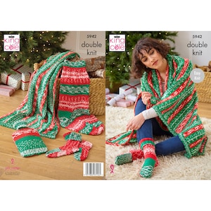 Può includere: Uno schema di maglia per una coperta a righe verde e rossa, un paio di calzini e una calza. Il modello si chiama "Double Knit" ed è di King Cole. Il numero del modello è 5942.