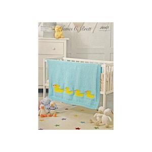 Pode incluir: Um cobertor de bebé de malha azul claro com uma borda de patos amarelos. O cobertor mede 76 x 100 cm (30 x 40 polegadas) e é adequado para knitters de nível intermédio. O padrão chama-se "JB907" e é de James C. Brett.