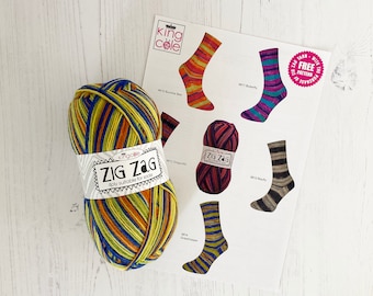 Peut inclure: Pelote de laine Zig Zag multicolore, jaune, bleu et orange, à côté d'une feuille imprimée avec des motifs de chaussettes. L'étiquette de la laine indique "Zig Zag 4ply suitable for socks".