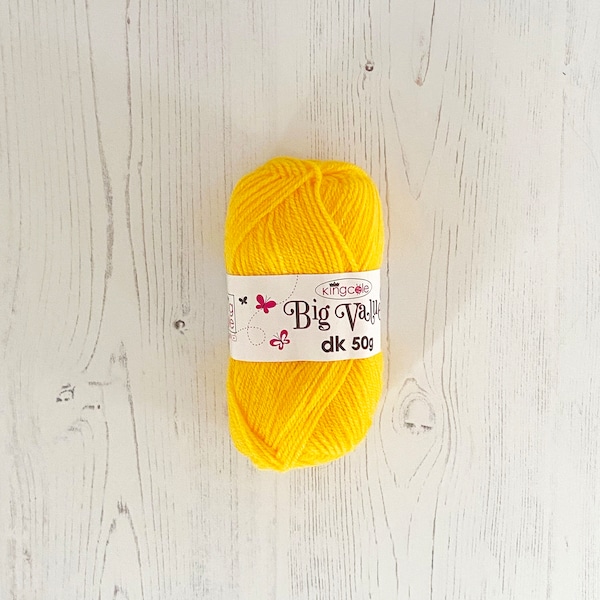 Fil DK : jaune, grande valeur, 50 g. Laine peignée légère King Cole Big Value en jaune. Laine à tricoter jouet