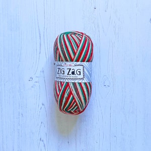 Sockenwolle: Zig Zag 4 Ply in der Farbe Weihnachten. Farbverlaufsgarn in Rot, Grün und Weiß. Farbenfrohes Garn für Weihnachtssocken