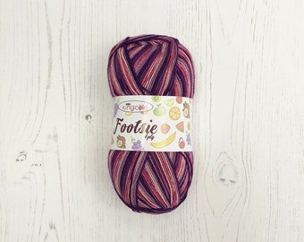 Peut inclure: Un pelote de fil King Cole Footsie 1 ply dans un motif rayé multicolore de rose, violet et crème.