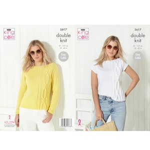 Op de afbeelding: Twee vrouwen dragen gebreide tops met kabelbreisteken. De tops zijn geel en wit. De tekst op de afbeelding luidt "5617 double knit 81-107 cm 32-42 in Easy Cable"