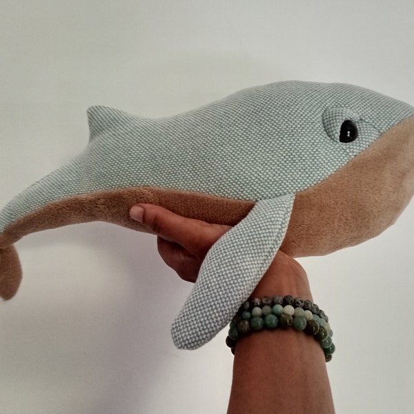 Ballena jorobada / Ballena de felpa / Criaturas marinas / Peluche hecho a mano / Ballena suave / Amor submarino / Decoración de vivero - Lino