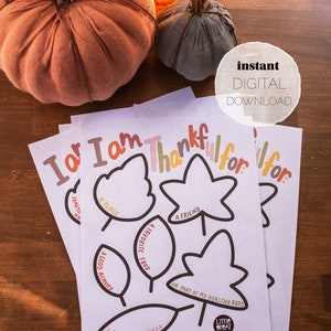 Puede incluir: Actividad de Acción de Gracias imprimible para niños con un conjunto de hojas con indicaciones para escribir por lo que están agradecidos. Las indicaciones incluyen: Un lugar, Un amigo, Una comida favorita, Un buen recuerdo, Una parte de mi cuerpo sano y Un miembro de mi familia. La impresión es en papel blanco con un fondo rosa claro y contornos negros.