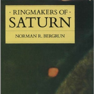 Puede incluir: Una portada de libro con una barra de título amarilla que dice "Ringmakers of Saturn" de Norman R. Bergrun. El fondo es verde oscuro con una mancha naranja borrosa.