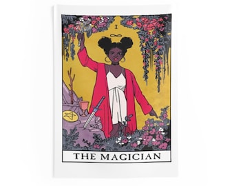 Puede incluir: Una ilustración de carta de tarot del Mago. El Mago es una mujer negra con una túnica roja y un vestido blanco. Ella sostiene una varita en su mano derecha y apunta con su mano izquierda. La carta está sobre un fondo amarillo con flores y enredaderas.