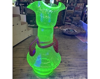 Vintage groene uraniumglazen vaas met aangebrachte oranje spiraalvormige decoratie - zeldzaam!