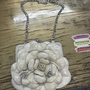 Peut inclure: Panneau en bois rustique avec l'inscription "Welcome to our home" en lettres blanches. Le panneau pr&eacute;sente une finition vieillie et un design simple et accueillant, id&eacute;al pour la d&eacute;coration de porte.